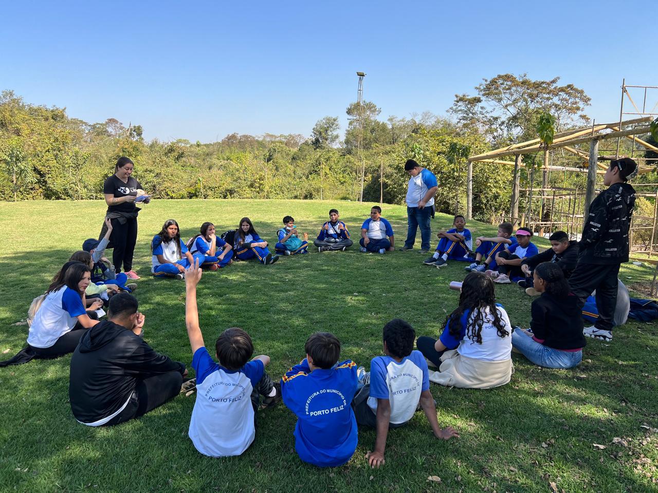 Estudantes em atividade de educação ambiental