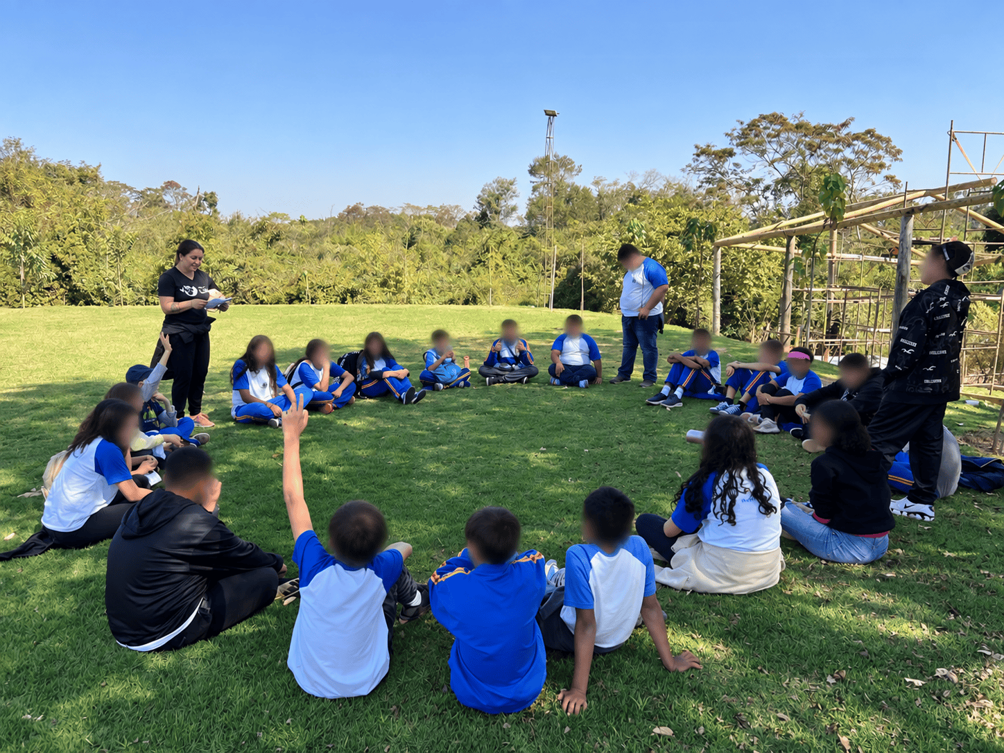Estudantes participam de atividade ao ar livre com os rostos protegidos